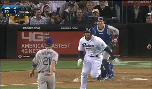 샌디에이고의 카를로스 쿠엔틴(앞쪽)이 12일(한국시간) 홈경기에서 LA 다저스의 선발투수 잭 그레인키에게 사구를 맞은 뒤 마운드로 달려들어 충돌하고 있다. 이 충돌로 그레인키는 쇄골 골절상을 입었다. 사진제공｜MLB.COM