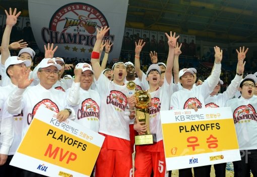 모비스 유재학 감독(오른쪽 3번째)과 선수단 및 구단 관계자들이 17일 울산 동천체육관에서 열린 SK와의 챔피언 결정 4차전에서 승리한 뒤 챔피언 트로피를 들고 팀의 통산 4번째 우승임을 알리는 손가락 4개를 펼쳐 보이며 환호하고 있다. 울산|김민성 기자 marineboy@donga.com 트위터@bluemarine007