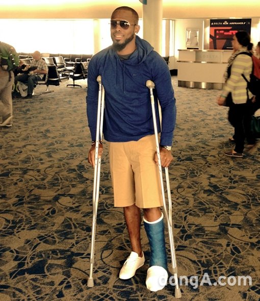 발목 부상으로 깁스를 한 채 목발을 짚고 있는 호세 레이예스의 모습. 동아닷컴