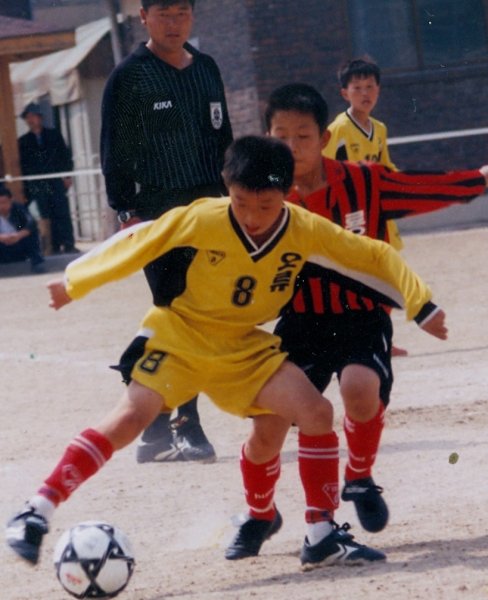 오류초 시절 2000년 서울시 교육감배 대회에서 볼 트래핑을 하고 있다. 사진제공｜김보경 가족