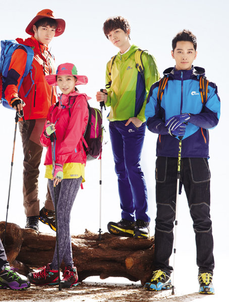 모자, 장갑, 양말 등 소품을 활용해 멋을 낸 여성모델(왼쪽에서 두번째). 아웃도어 패션의 소품은 멋뿐만 아니라 다양한 기능을 포함하고 있어 적절히 활용하면 더욱 편하고 재미있는 아웃도어 활동을 즐길 수 있다. 사진제공|네파