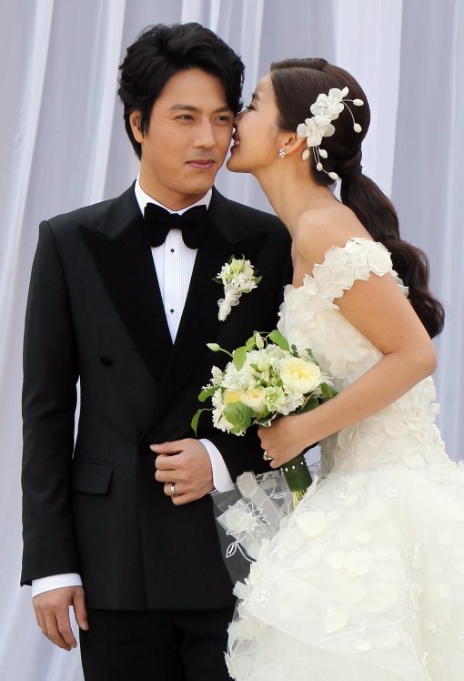 ‘평생 잘 살자!’ 21일 오후 서울 광장동 쉐라톤 워커힐 호텔에서 웨딩마치를 울린 박솔미가 신랑 한재석의 볼에 입을 맞추고 있다. 사진제공|스포츠코리아