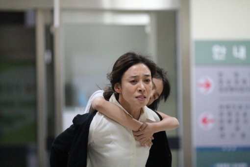 배우 장영남 주연의 영화 ‘공정사회’의 한 장면. 사진제공｜시네마팩토리