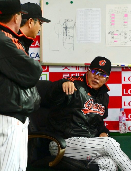 롯데 김시진 감독이 경기 도중 코칭스태프와 의견을 나누고 있다. 초반 부진으로 김 감독은 고심에 빠져 있다. 아직까지는 적응기간이 필요해 보인다. 김민성 기자 marineboy@donga.com 트위터 @bluemarine007