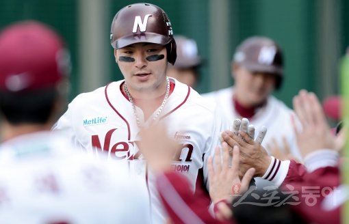 넥센 박병호가 21일 목동 NC전 6회 우월3점홈런을 친 뒤 덕아웃으로 돌아와 동료들과 하이파이브를 나누고 있다. 목동｜김민성 marineboy@donga.com 트위터 @bluemarine007