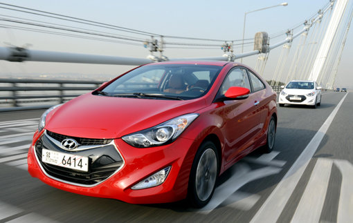 아반떼 쿠페는 2.0GDI 엔진을 장착해 중형차 수준의 동력 성능을 낸다. 여기에 반응이 빠른 6단 자동 변속기를 장착하고, 서스펜션의 강성을 보강해 스포츠 주행 성능을 극대화 했다. 사진제공｜현대자동차