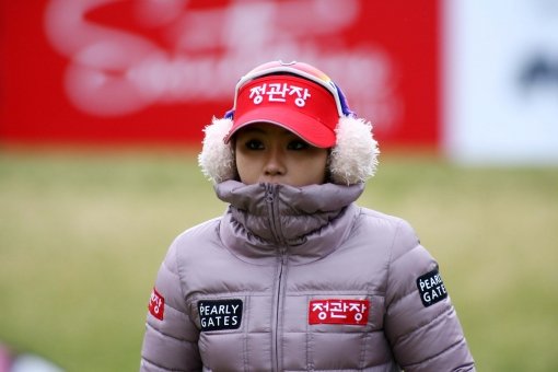 4월 하순으로 접어들었지만 여전히 큰 일교차 탓에 여자프로골퍼 선수들이 컨디션 조절에 애를 먹고 있다. 지난 19일
넥센·세인트나인 마스터즈에서 양수진은 갑자기 떨어진 기온 탓에 패딩점퍼와 귀마개까지 착용하고 경기를 치렀다. 사진제공|KLPGA