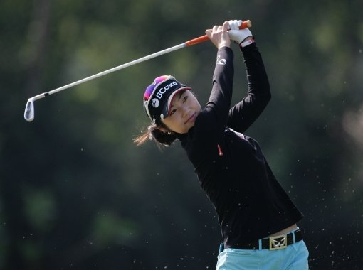 빗 속에서 우의를 착용하고 스윙중인 김혜윤. 사진제공|KLPGA