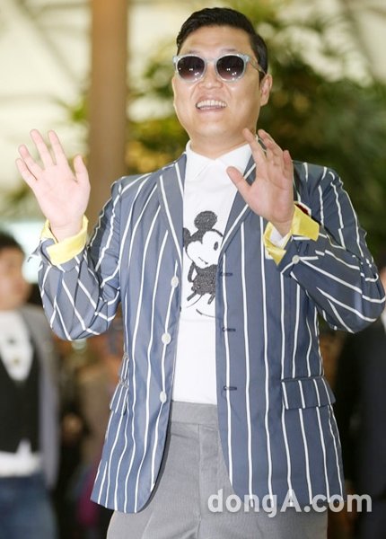 싸이가 25일 미국 뉴욕으로 출국하며 손을 흔들고 있다. 인천국제공항｜동아닷컴 국경원기자 onecut@donga.com