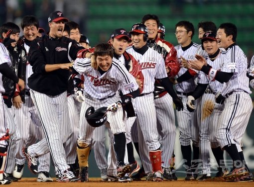 LG 선수들이 26일 잠실 롯데전에서 9회말 2사 1·3루서 끝내기 2타점 2루타를 친 이진영(가운데)을 둘러싸고 축하해주고 있다. LG는 극적인 역전승으로 2연패를 마감했다. 잠실｜김종원 기자 won@donga.com 트위터@beanjjun