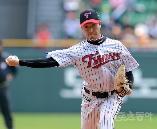 기다림이 길었던 만큼 감격도 컸다. 2010년 신인드래프트 1순위로 LG에 입단해 기대를 모았던 신정락은 28일 잠실 롯데전에서 5이닝 무안타 무실점의 역투로 데뷔 4년 만에 마침내 첫 승리의 기쁨을 누렸다. 신정락이 롯데전에서 힘차게 공을 뿌리고 있다. 잠실|김종원 기자 won@donga.com 트위터 @beanjjun