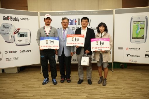 29일 열린 ‘2013 스포츠동아-골프버디 아마추어 골프대회’ 개막전에서 각 부문별 정상에 오른 수상자와 대회 관계자가 기념 
촬영을 하고 있다. 왼쪽부터 스트로크 1위 최걸, 골프버디 허원영 대표, 신페리오 1위 김홍규, 여성부 1위 한미숙 씨. 
사진제공｜골프버디코리아