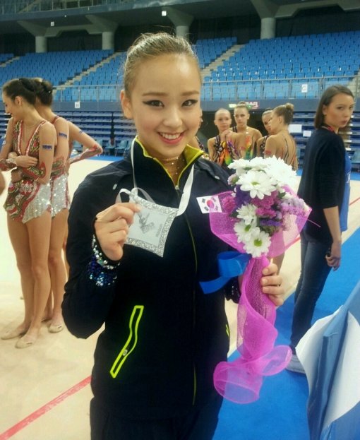 손연재가 29일(한국시간) 이탈리아 페사로에서 열린 국제체조연맹(FIG) 리듬체조 월드컵에서 한국 선수로는 사상 첫 은메달을 따낸 뒤 기뻐하고 있다. 사진제공｜IB스포츠