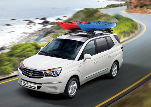 쌍용자동차 코란도 투리스모의 최대 장점은 11인승이라는 넉넉한 공간과 후륜구동에 기반한 4WD(사륜구동) 시스템이 주는 안정감에 있다. 5명이 타고도 골프백 10개가 실리고, 6인 이상 승차시 고속도로 버스 전용차로 이용도 가능하며, 1년 자동차세는 6만5000원에 불과하다. 사진제공｜쌍용자동차