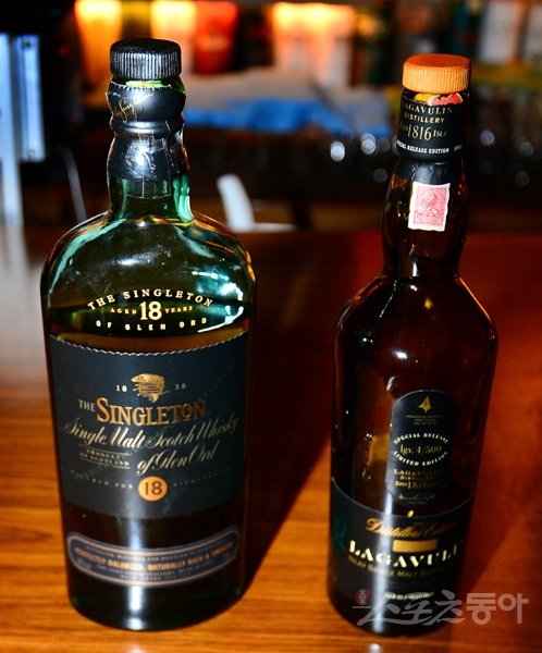 싱글몰트 위스키 ‘싱글톤(왼쪽)’과 ‘라가불린’. 박화용 기자 inphoto@donga.com 트위터@seven7sola