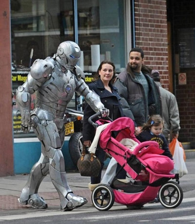 아이 돌보는 아이언맨