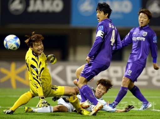 수원삼성 서정진(누운 선수)이 짜릿한 역전골로 팀을 살렸다. 서정진이 8일 안양종합운동장에서 열린 FC안양과 FA컵 32강에서
종료직전 멋진 오른발 발리슛으로 결승골을 터뜨리고 있다. 안양|김민성 기자 marineboy@donga.com
트위터@bluemarine007
