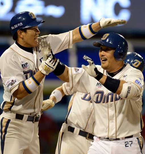 맹활약의 비결은 역발상의 수싸움이었다. 이호준(오른쪽)이 5일 마산 SK전 6회말 만루홈런을 친 뒤 기뻐하고 있다. 창원|김민성 기자 marineboy@donga.com 트위터 blemarine007