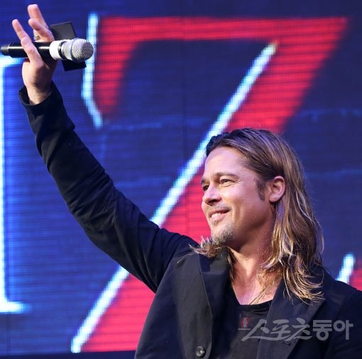 “2년 만에 다시 왔어요!” 11일 내한한 할리우드 스타 브래드 피트가 이날 오후 서울 청계광장에서 팬들의 환호 속에 인사를 전하고 있다. 브래드 피트는 ‘월드워Z’ 프로모션차 내한해 6시간의 일정을 마치고 이날 밤 출국했다. 동아닷컴 국경원 기자 onecut@donga.com