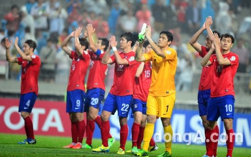 최강희 감독이 이끄는 축구국가대표팀이 11일 저녁 서울 상암월드컵경기장에서 우즈베키스탄과 2014브라질 월드컵 아시아지역 최종예선 A조 7차전을 가졌다. 우즈베키스탄의 자책골로 1-0 승리를 거둔 대표팀이 경기종료 후 관중들에게 인사를 하고 있다.
상암ㅣ박화용 기자 inphoto@donga.com 트위터 @seven7sola