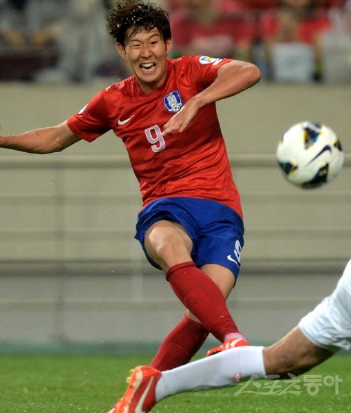 손흥민(함부르크)이 11일 2014 브라질월드컵 최종예선 우즈베키스탄과 7차전에서 풀타임 소화했지만 최강희 감독의 고민을 극복하지 못하고 뚜렷한 장단점을 남겼다. 상암｜김민성 기자 marineboy@donga.com 트위터 @bluemarine007