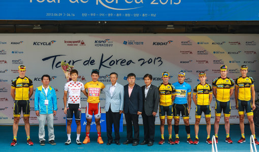 13일 충북 충주에서 열린 ‘투르 드 코리아 2013’ 5일째 레이스를 마친 뒤 홍콩대표팀을 비롯해 MTN-쿠베카팀(남아공), 아이산 레이싱팀(일본) 등이 시상대에 올라 포즈를 취하고 있다. 사진제공｜국민체육진흥공단