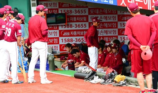 김민우의 무면허 음주운전사고의 상처가 채 아물기도 전에 또 악재가 터졌다. 잘 나가던 넥센은 신현철의 음주운전 사고와 김병현의 퇴장 논란 등으로 올 시즌 최대 위기에 직면했다. 넥센 선수단이 13일 사직 롯데전을 앞두고 덕아웃에서 미팅을 하고 있다. 사직｜박화용 기자 inphoto@donga.com 트위터@seven7sola