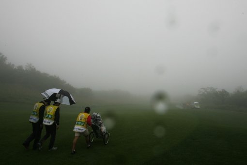 안개로 경기가 중단되자 클럽하우스로 이동하는 선수들. 사진제공｜KLPGA