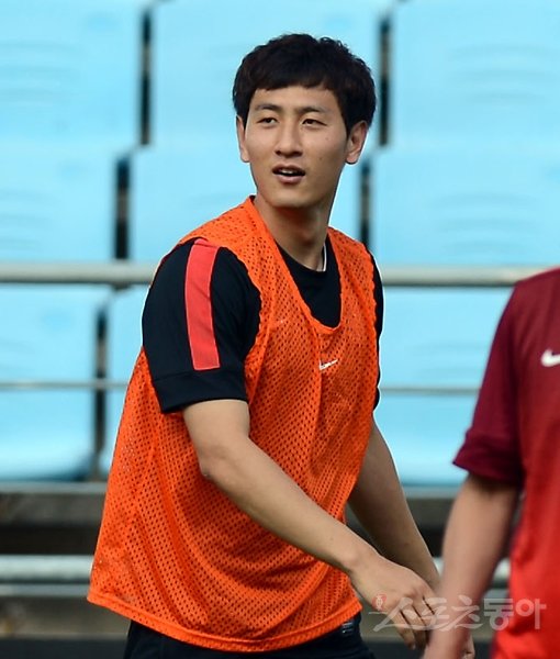 17일 오후 울산 문수월드컵경기장에서 한국 축구대표팀이 '2014 브라질 월드컵 최종예선' 이란과의 경기를 하루 앞두고 공개훈련을 가졌다. 한국 축구대표팀 지동원이 선수들과 훈련을 하고 있다. 울산｜김민성 기자 marineboy@donga.com 트위터 @bluemarine007