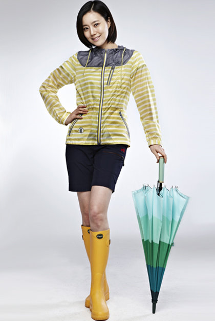 프랑스 명품 수제 레인부츠 ‘르샤모 아이리스’를 신고 있는 밀레 모델 문채원. 아웃도어 비수기인 장마철이 시작되면서 아웃도어 브랜드들이 레인코트, 부츠 등 다양한 레인용품을 출시하고 고객잡기에 나서고 있다. 사진제공｜밀레