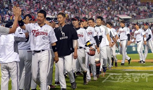 11년 만의 4강을 향해 쾌속질주하고 있는 LG 선수단이 16일 잠실 넥센전 승리로 5연승을 확정한 뒤 하이파이브를 하며 기쁨을 나누고 있다. 잠실｜김종원 기자 won@donga.com 트위터 @beanjjun