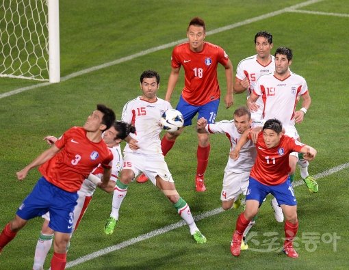 한국-이란전. 후반전 교체 투입된 한국 이근호가 헤딩슛을 하고 있다. 울산｜김종원기자 won@donga.com 트위터@beanjjun