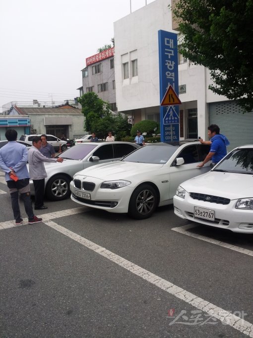 삼성 최형우(오른쪽)가 21일 대구 LG전을 앞두고 훈련을 하다 주차단속 요원들이 구장 밖에 세워둔 자신의 승용차를 견인하려고 하자 황급히 달려와 다른 곳으로 이동시키기 위해 자신의 차에 탑승하고 있다. 최형우의 차 왼쪽 차량은 이승엽의 승용차다. 이승엽도 곧이어 훈련을 중단한 채 달려와 차를 다른 곳으로 이동시켰다. 대구｜이재국 기자 keystone@donga.com 트위터 @keystonelee