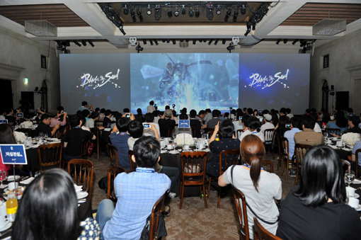 엔씨소프트가 22일 블레이드&소울 론칭 1주년과 ‘백청산맥’ 업데이트를 기념해 서울 역삼동 ‘더 라움’에서 개발자와 게이머들이 어우러지는 파티 형식의 기념행사를 개최해 큰 호응을 얻었다. 이날 행사에 초청된 게이머들이 백청산맥 영상을 관람하고 있다. 사진제공｜엔씨소프트