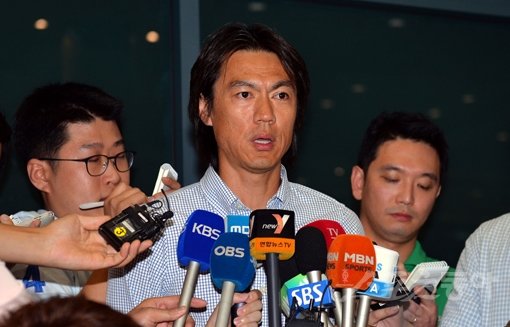 한국축구의 운명을 어깨에 진 홍명보 신임 대표팀 감독이 24일 인천국제공항을 통해 귀국한 뒤 취재진과 인터뷰를 하고 있다. 인천공항｜김종원기자 won@donga.com 트위터@beanjjun