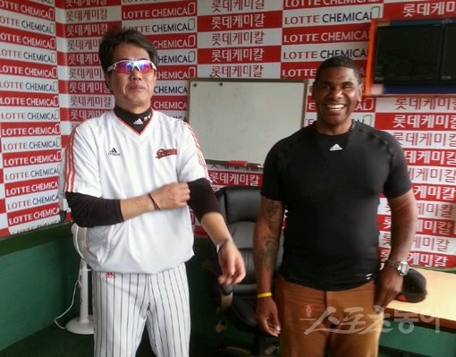 롯데 구단 역사상 최고의 외국인선수로 꼽히는 펠릭스 호세(오른쪽)가 25일 사직구장을 방문해 김시진 감독과 만났다. 호세는 현대 투수코치였던 김 감독을 향해 “내가 당시 스트레스를 많이 줬던 것은 아닌지 모르겠다”며 너스레를 떨었다. 사직｜김영준 기자