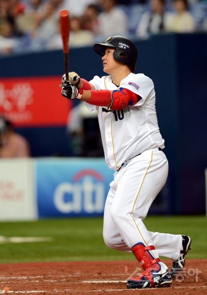 27일 오후 일본 오사카 교세라돔구장에서 일본프로야구 오릭스 버팔로스와 지바 롯데의 경기가 열렸다. 8회말 1사에서 오릭스 이대호가 지바 롯데 카를로스를 상대로 좌월 솔로 홈런을 쏘아올리고 있다. 오사카 | 김민성 기자 marineboy@donga.com 트위터 @bluemarine007