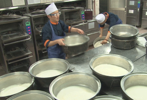 취사병으로 재입대한 장준 씨가 혼자서 800여명 군인들을 위한 밥짓기에 도전한다. 사진제공|채널A