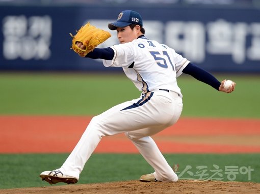 새로운 잠수함 ‘닥터 K’의 탄생! NC 이재학이 3일 마산 넥센전에 선발 등판해 힘차게 공을 던지고 있다. 이재학은 6.1이닝 동안 삼진 9개를 잡아내며 2실점(1자책)으로 호투하며 승리를 낚았다. 창원|김민성 기자 marineboy@donga.com 트위터 @bluemarine007