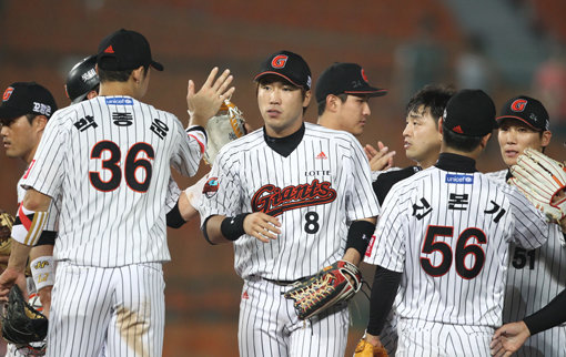 수요일만 되면 우뚝 서는 거인. 롯데 선수들이 3일 사직구장에서 벌어진 선두 삼성과의 홈경기에서 9-2의 완승을 거둔 뒤 마운드에 모여 함께 기뻐하고 있다. 롯데는 올 시즌 수요일 경기에서 10승2패의 초강세를 보이고 있다. 사진제공|스포츠코리아