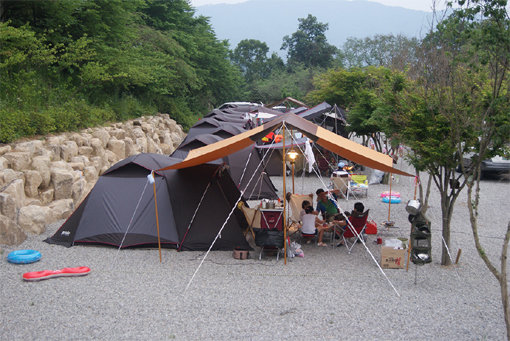 2013년 상반기 가장 많이 판매된 돔텐트 프리머3로 강원도 한 캠핑장에서 여유롭게 캠핑을 즐기고 있다.