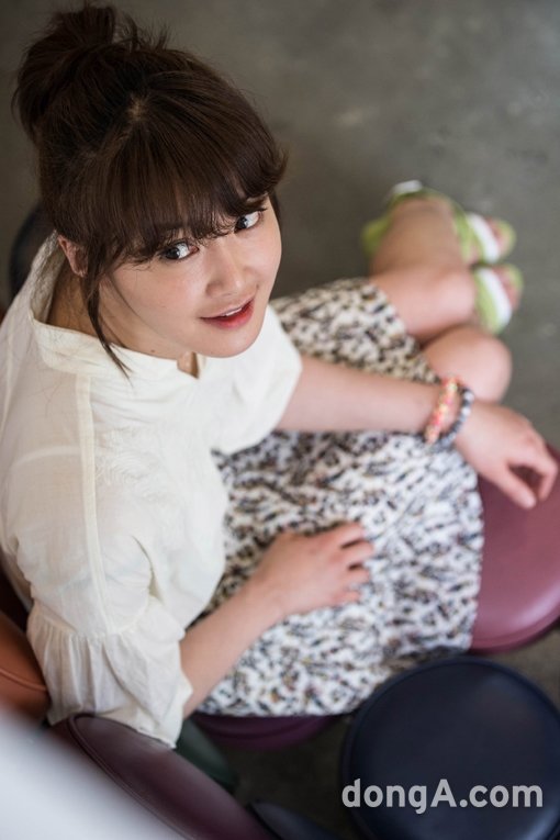 왼손잡이인 이시영은 “‘오른손잡이’ 작가로 설정이 잡혀 오른손 쓰느라 애 좀 먹었어요”라고 말했다. 국경원 기자 onecut@donga.com