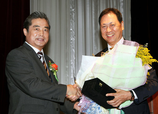 동진레저의 강태선 대표(오른쪽)가 ‘한국 관광기업 경영대상’ 수상 후 오익근 한국관광학회장과 기념촬영을 하고 있다. 사진제공|동진레저