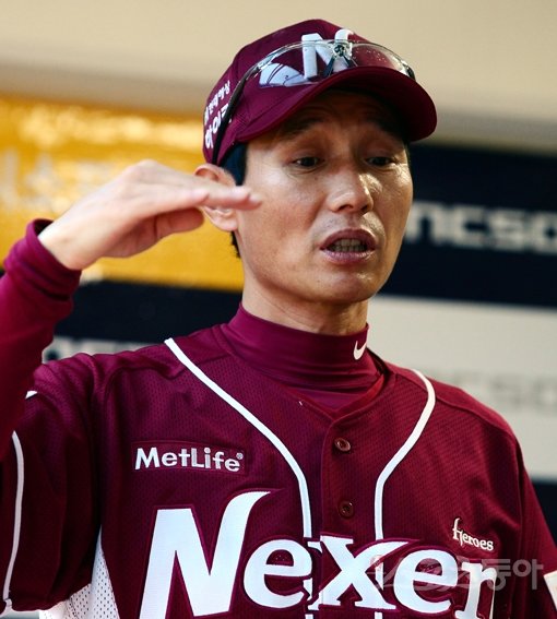 넥센 염경엽 감독은 부진에 빠진 선수단에 정신력을 강조했다. 염 감독이 4일 마산구장 덕아웃에서 취재진과 이야기를 나누고 있다. 창원｜김민성 기자 marineboy@donga.com 트위터 @bluemarine007