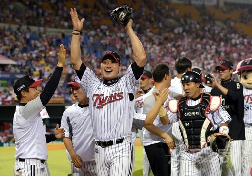 LG는 올 시즌 성적이 수직상승하면서 올스타 팬 투표에서도 웨스턴리그 전 포지션을 독식하는 등 초강세를 보이고 있다. 이대로라면 지난해 최우수선수(MVP)인 넥센 박병호도 감독 추천으로나 올스타전 출전을 기대할 수 있다. 홈경기에서 승리를 신고한 LG 선수단이 환호하고 있다. 스포츠동아DB