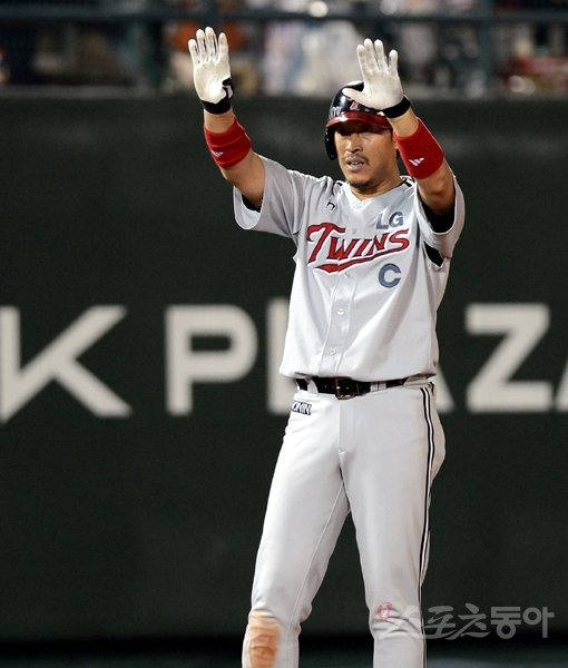 5일 오후 서울 목동야구장에서 '2013 한국야쿠르트 세븐 프로야구' 넥센 히어로즈와 LG 트윈스의 경기가 열렸다. 7회초 2사 1루에서 LG 이병규가 1타점 3루타를 치고난 뒤 환호하고 있다. 이병규는 안타-3점홈런-2루타-3루타를 때리며 사이클링 히트를 기록했다. 목동｜김민성 기자 marineboy@donga.com 트위터 @bluemarine007