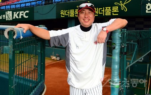 올 시즌 LG 돌풍의 원동력은 마운드 안정화에 있다. 끊임없이 연구하는 지도자, LG 차명석 투수코치의 공이 컸다. 차 코치는 “김기태 감독님의 야구가 꽃필 수 있도록 뒤에서 잘 준비해놓아야 한다”며 자세를 낮췄다. 잠실｜박화용 기자 inphoto@donga.com 트위터@seven7sola