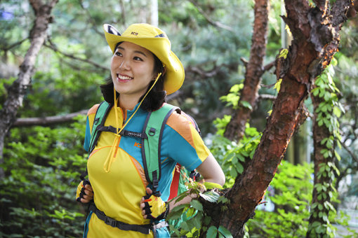 여름철 아웃도어 활동을 즐기기 위해서는 햇빛, 벌레와의 싸움을 각오해야 한다. 아웃도어 브랜드들은 햇빛과 벌레를 막기 위해 다양한 소재를 활용한 제품을 내놓고 있다. 사진은 챙이 넓어 햇빛을 효율적으로 막아주는 K2의 ‘하이킹 메쉬 로윙’ 모자를 쓴 모델의 모습. 사진제공|K2