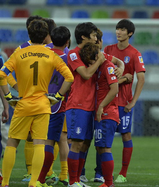 졌지만 잘 싸웠다. 8일 자정(한국시간) 카디르 하스 스타디움에서 벌어진 FIFA U-20 월드컵대회 8강전 이라크와의 경기에서 승부차기 끝에 아쉽게 패한 우리 선수들이 서로를 위로하고 있다. 사진제공｜대한축구협회