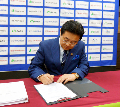 국제e스포츠연맹(IeSF)이 9일 정식 체육종목화를 위해 스포츠어코드에 가맹을 신청했다. 가맹 서류에 사인하고 있는 전병헌 IeSF 회장. 사진제공|한국e스포츠협회